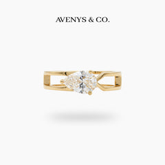 Bridge Classic Ring with White Pear Stone – on Yellow Gold