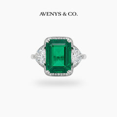 Queens Radiant Ring with Green Radiant Stone – on White Gold