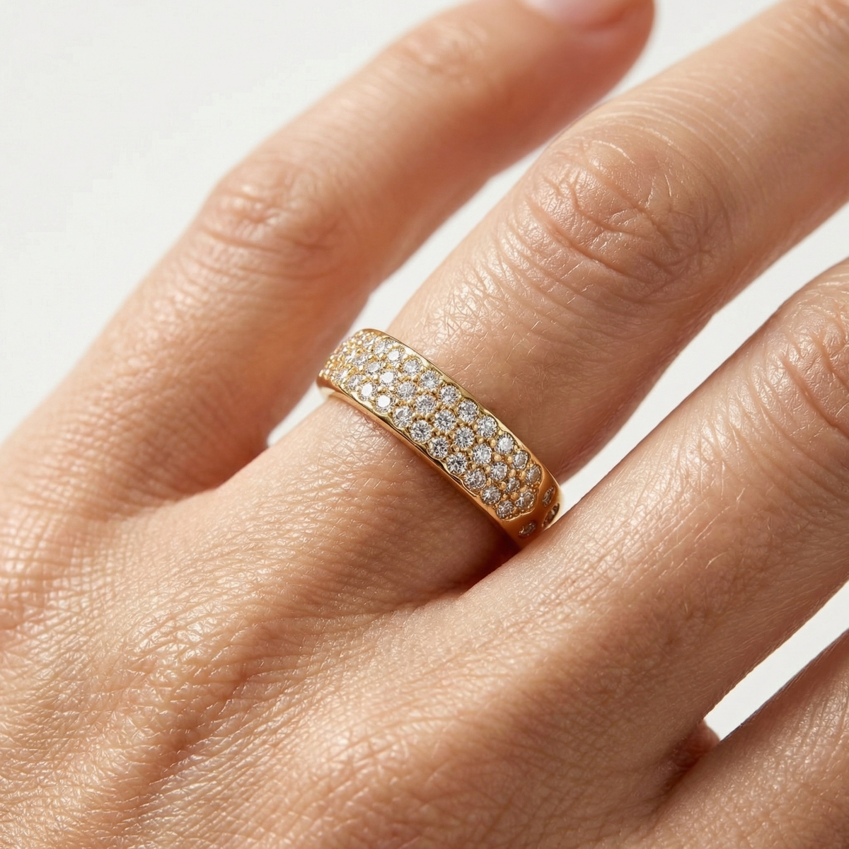 Constellation Classic Ring with White Round Stone – on Yellow Gold