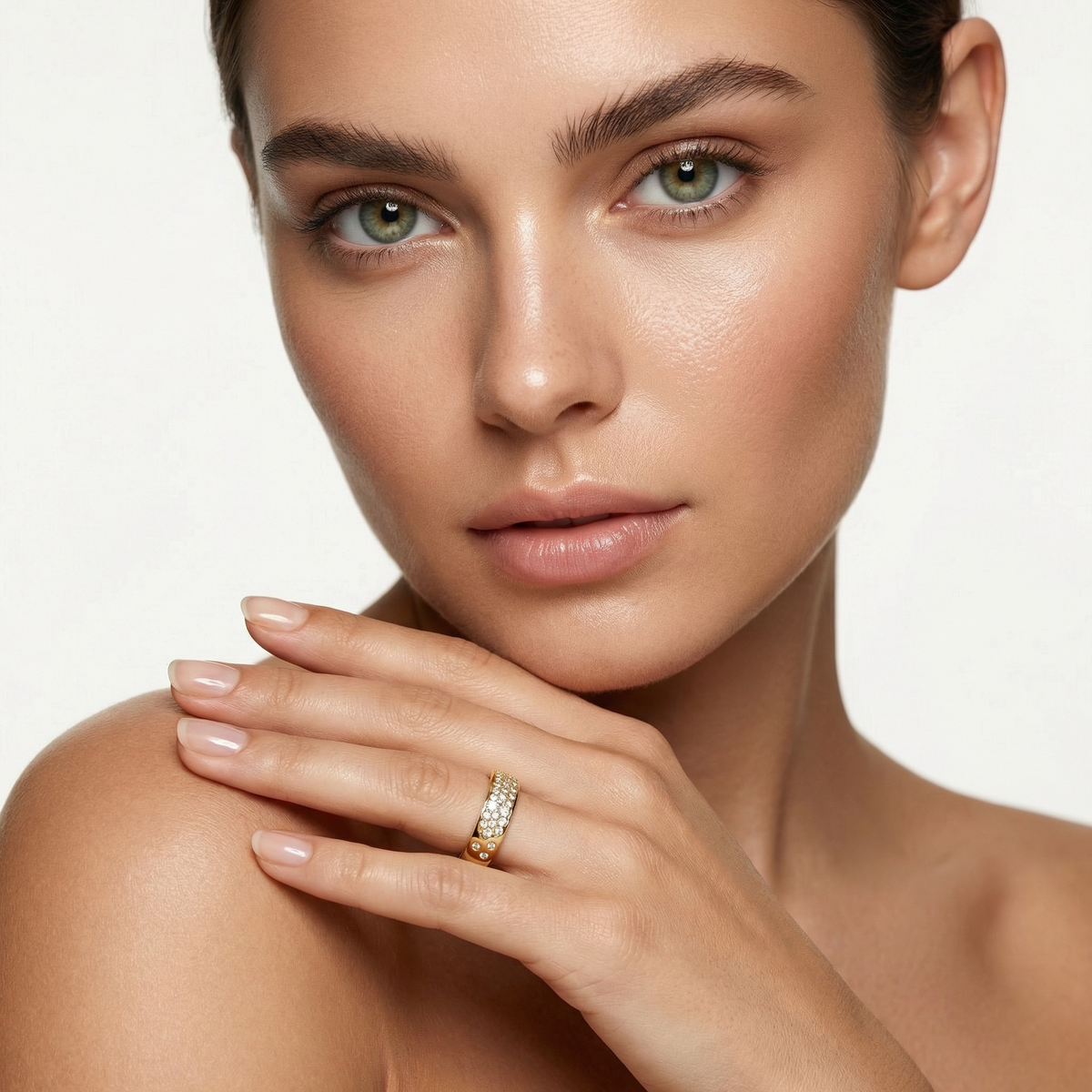 Constellation Classic Ring with White Round Stone – on Yellow Gold