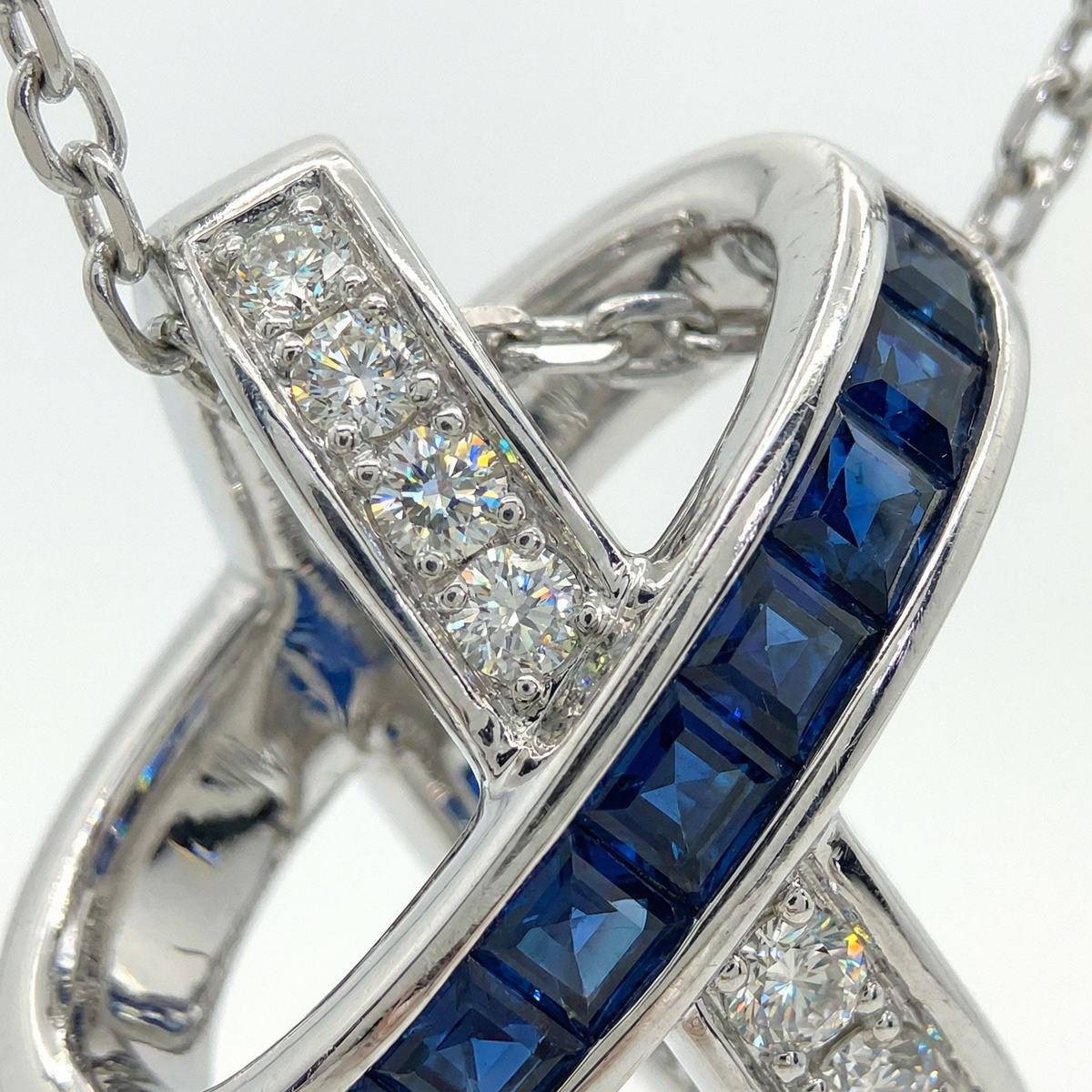 Interlink Necklace with Blue Emerald Stone – on White Gold