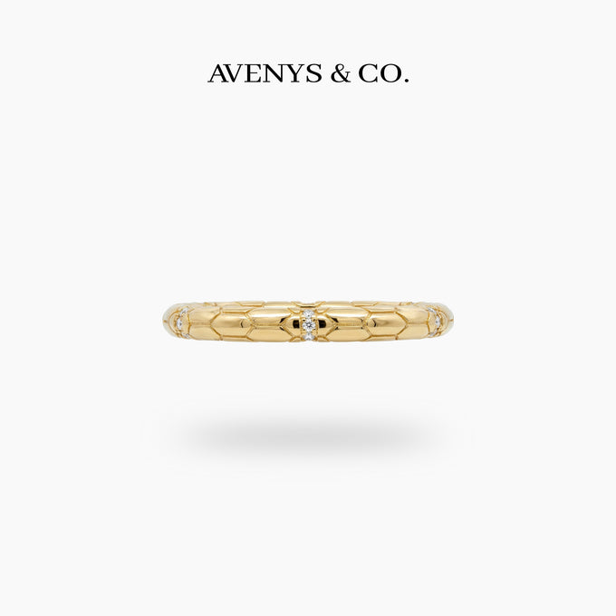 Dune Ring with White Round Stone – on Yellow Gold