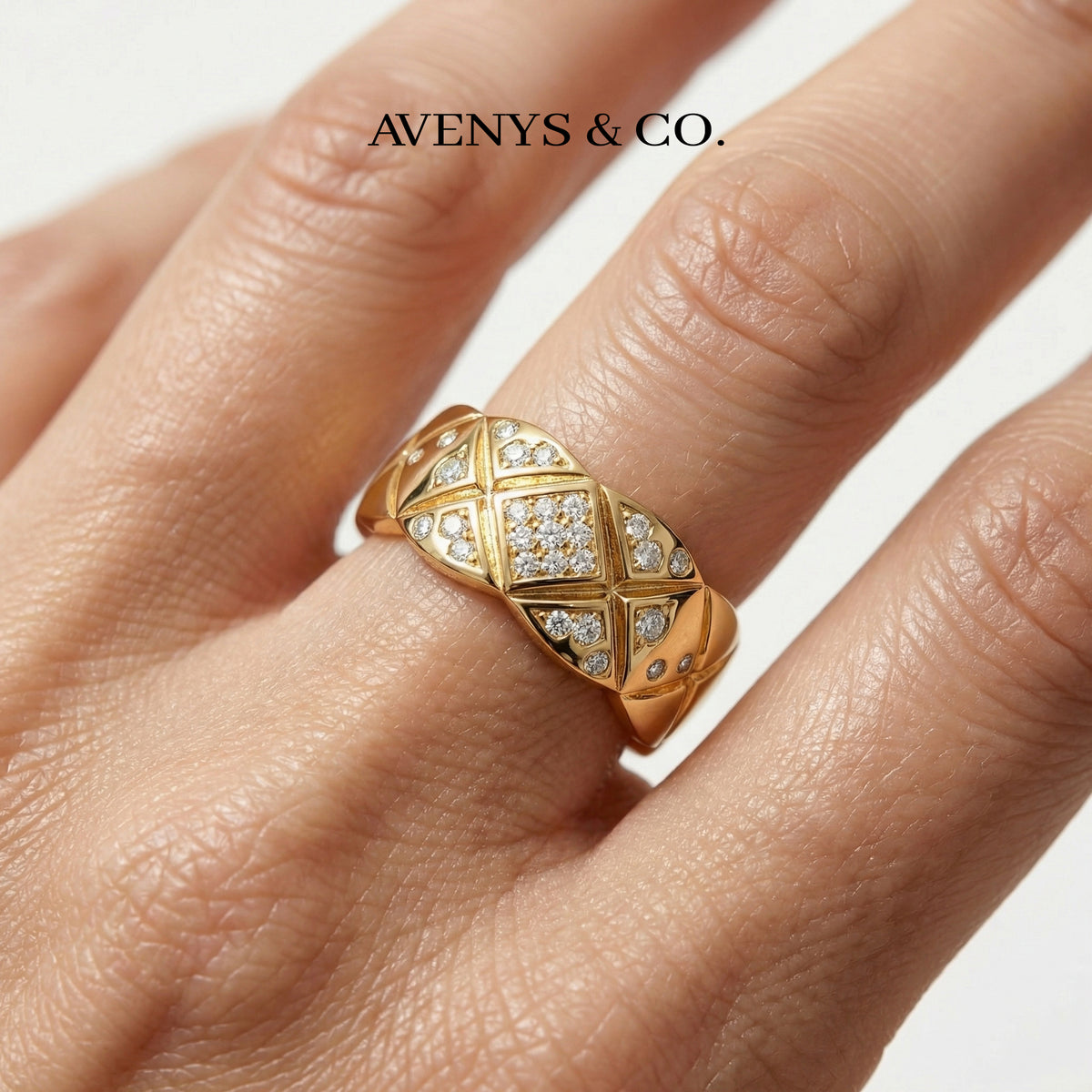 Crush Classic Ring with White Round Stone – on Yellow Gold