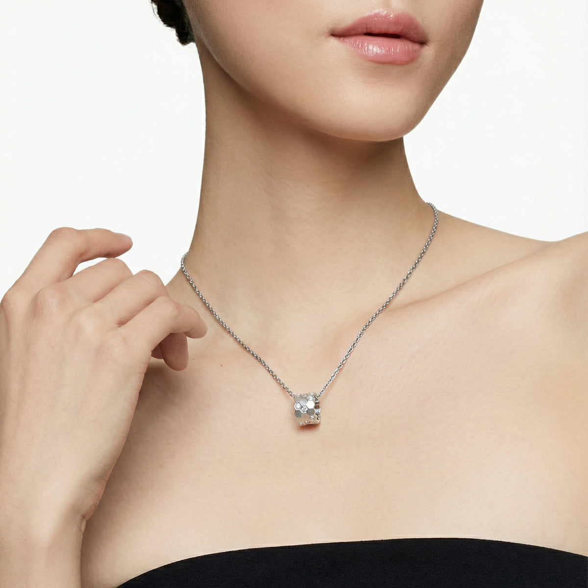Honeycomb Necklace with White Round Stone – on White Gold