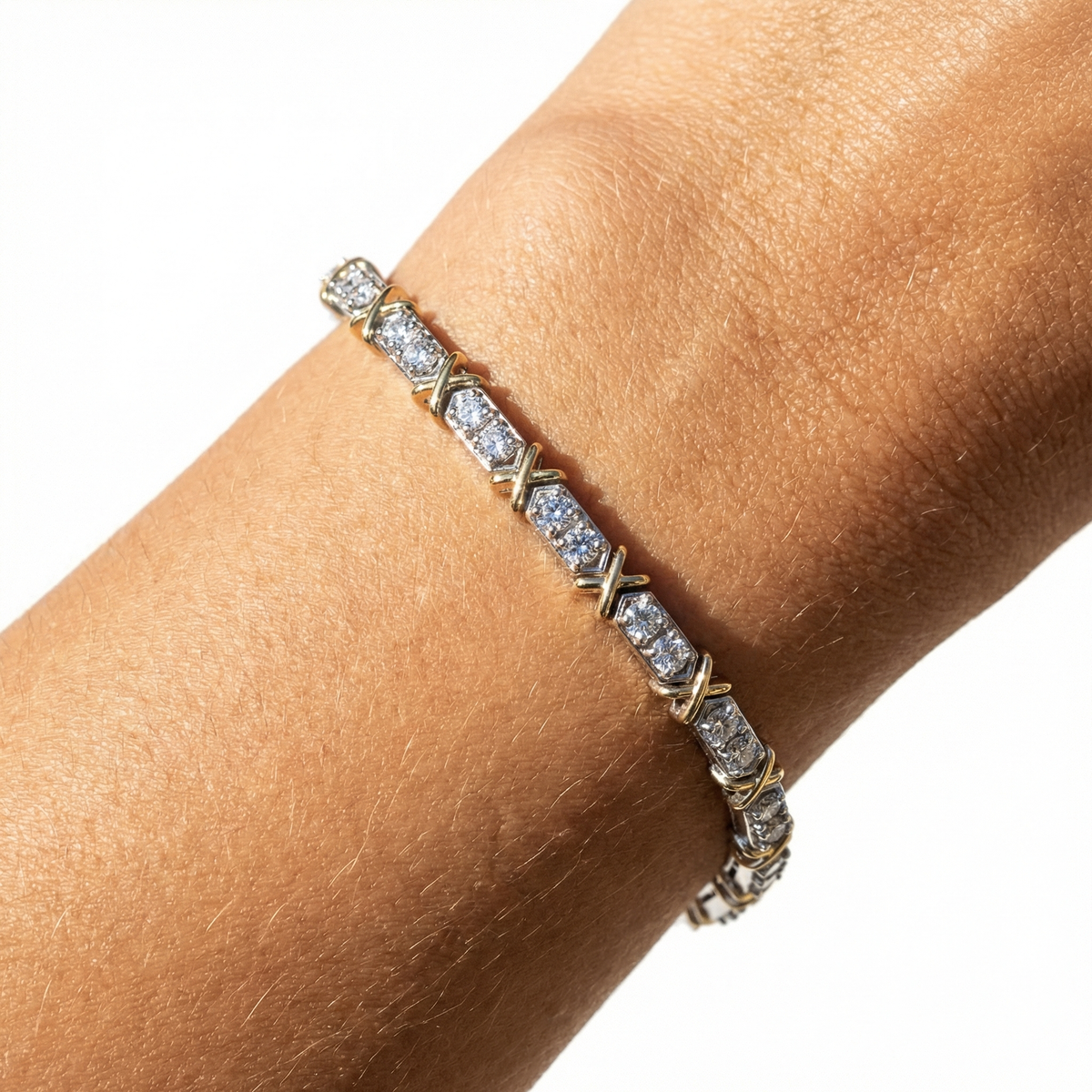 X16 Bracelet with White Round Stone – on White Gold