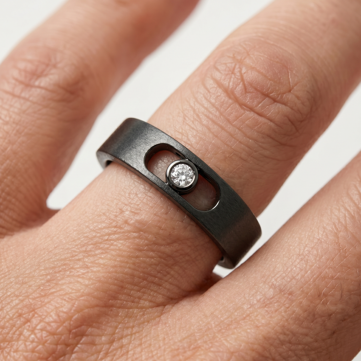 AV Glide™ Brushed Ring – on Black Gold, 5 Man